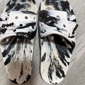 CROCS Monochrome Marble slides ons
